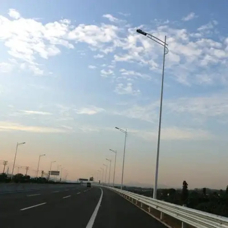 道路太陽(yáng)能路燈與市電路燈的優(yōu)缺點(diǎn)